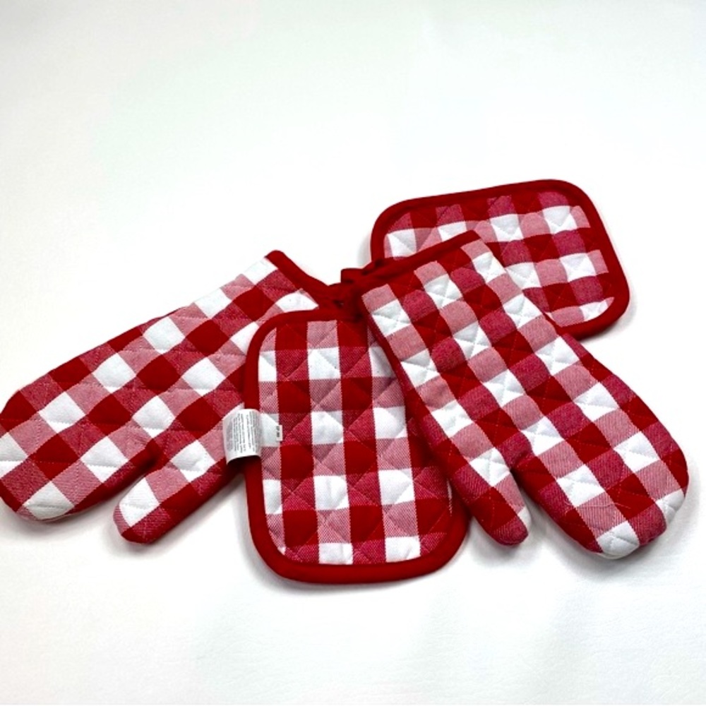 NEW Holiday Time 2 Oven Mitts 2 Pads Red/White Buffalo Check